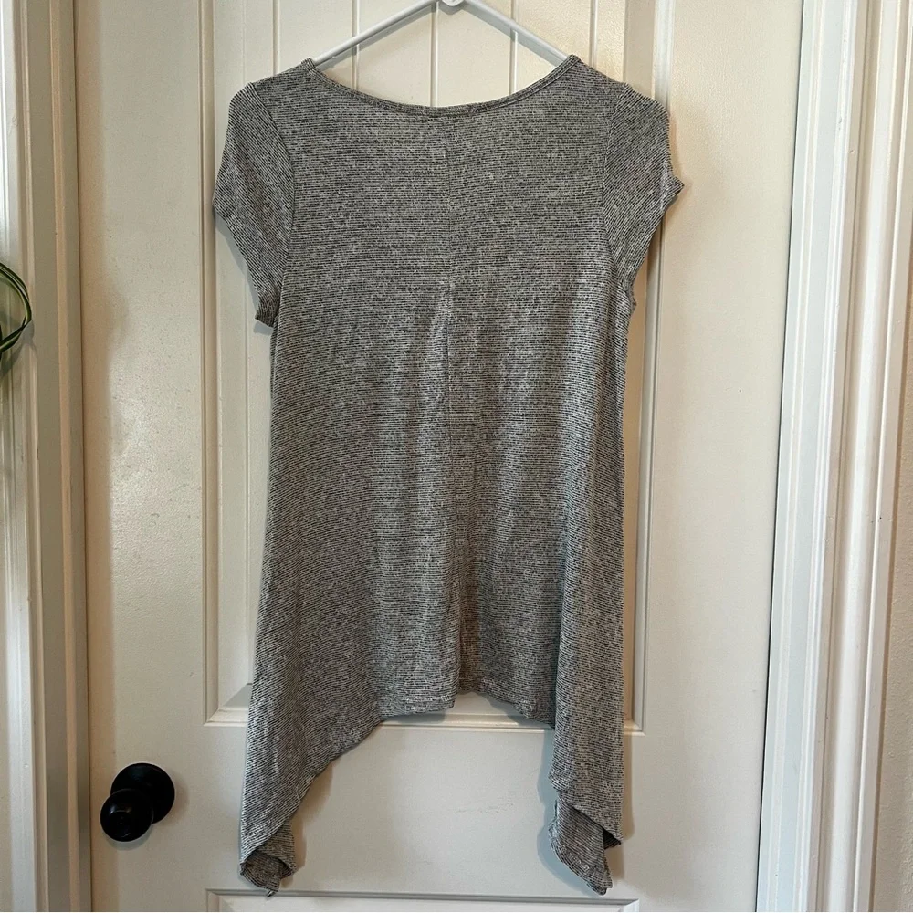 Aiden Y NWT Heather Gray Knit T-Shirt Shark-bite Hem Cap Sleeves Stretchy Comfy - Picture 3 of 11